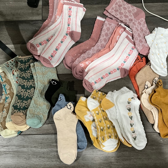 EXTRA POSTAGE LABEL FOR BUNDLES OVER 5 POUNDS A PAIR OF RANDOM SOCKS INCLUDED - Picture 3 of 3